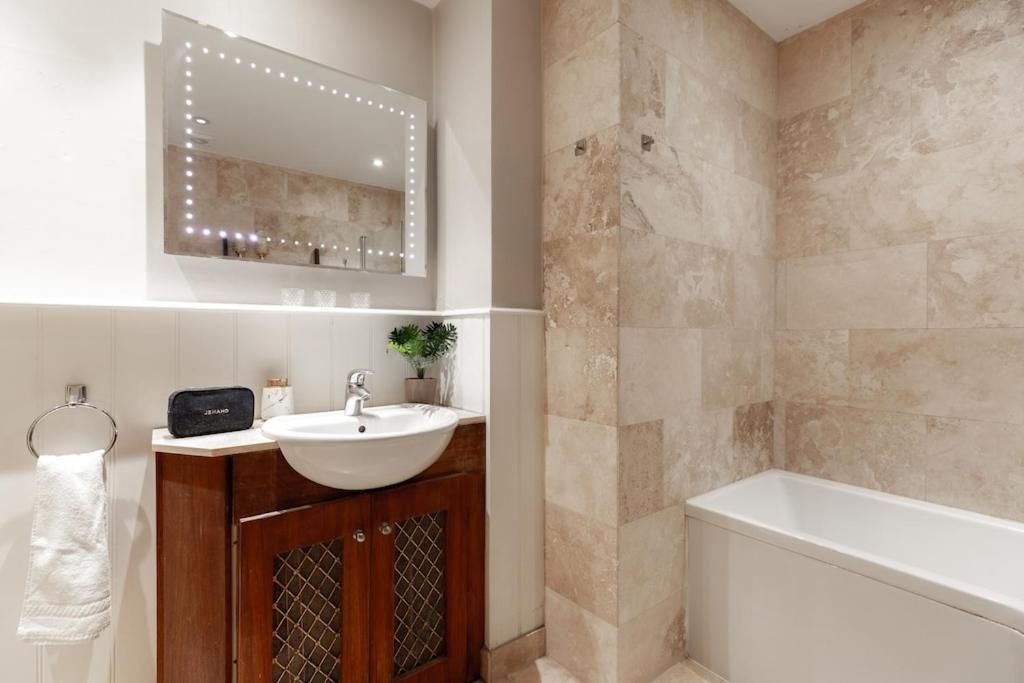 Revamped & Luxxe For Covent Garden Lovers! Adorable City Home For Families & Friends London Exterior photo